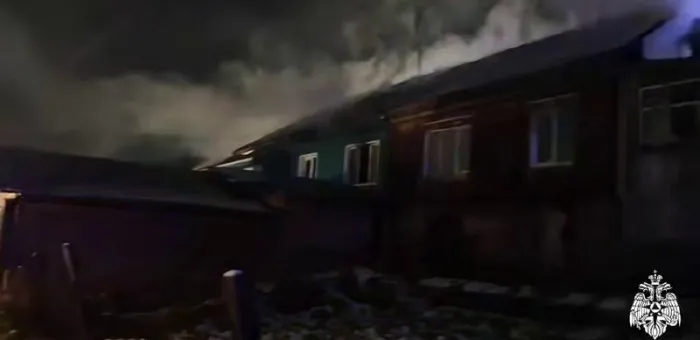В Горно-Алтайске сгорел трёхквартирный дом на улице Турочакской
